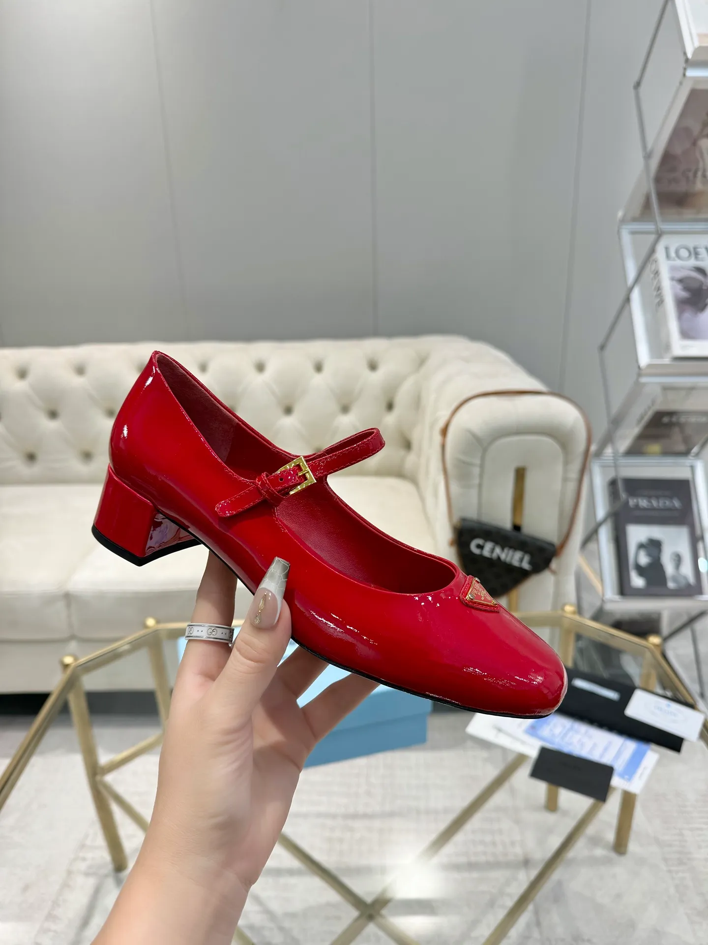 👟👟Ex-factory price 580👟👟 (imitation leather bottom-20) New arrival 👉Ready stock👈Remove the original board and make a 1:1 replica‼ ️ The highest version of Prada's early spring catwalk hot style 😘The latest spring style Retro Mary Jane series Genuine leather sole, simulated leather sole, a must-have for goddesses Super comfortable on the feet, reducing age 👉The upper is made of imported gold velvet, comfortable round toe, retro and playful, lining + feet, imported sheepskin lining, breathable and comfortable, matching private molded buckles (all original logos) Heel height 4cm Code number 35M-39M (34 40 41 42 customized, non-refundable and non-exchangeable)✅